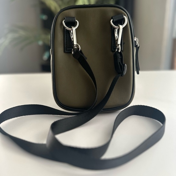 GBG Los Angeles Crossbody/Sling Bag - Picture 2 of 8